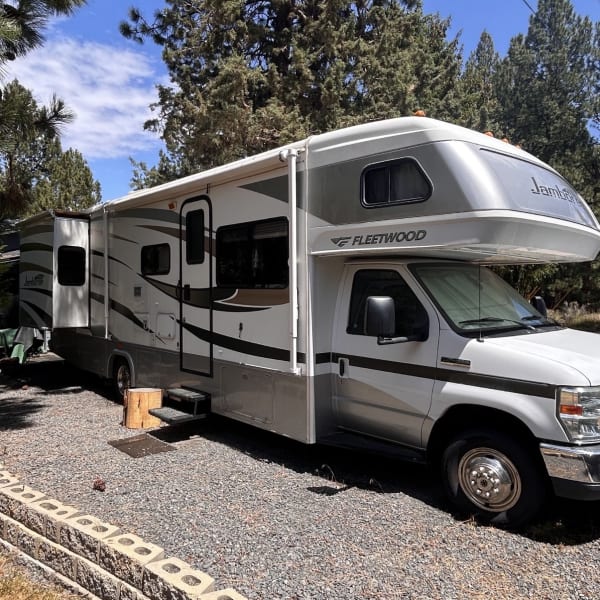 2009 Jamboree Jamboree Motorhome Class C available for rent in Terrebonne, Oregon