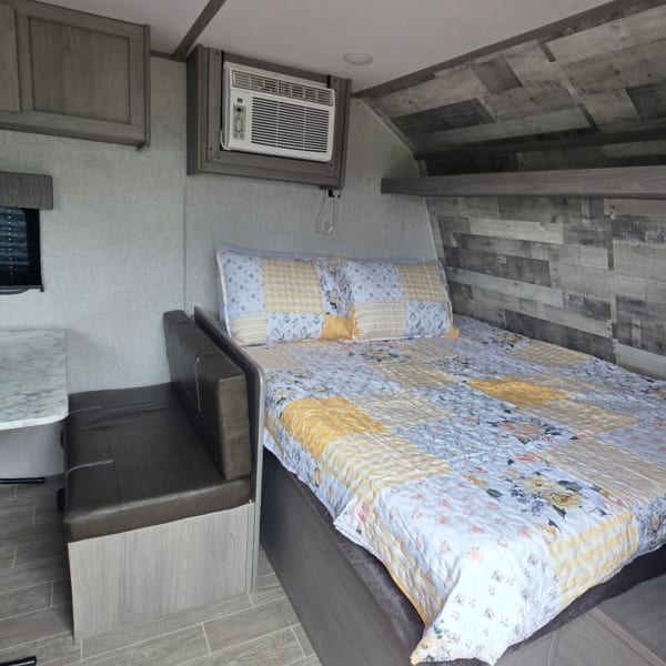 2022 Dutchmen Coleman Lantern LT Travel Trailer available for rent in East Liberty, Ohio