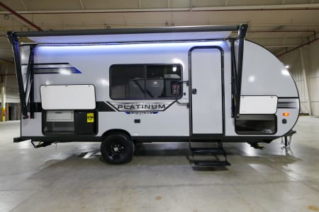 Newer Easy to Tow Perfect Layout Get-Away Today!