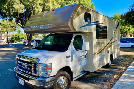 Beautiful Winnebago Minnie Winnie - RadVenturing