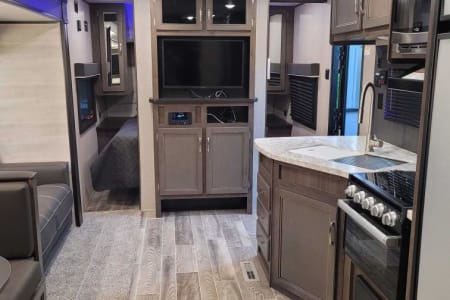 Like New 28ft Trailer- sleeps 8 with A/C- delivery available!