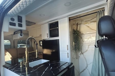 2019 LUXURY Campervan & Fully Off-Grid