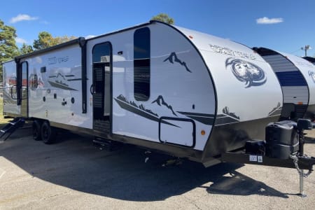 Forest River Greywolf Black Label 37'