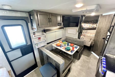 Coachmen Apex travel trailer sleeps 7