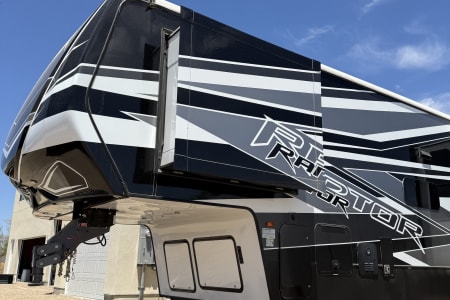 Gorgeous Raptor Toy Hauler 200 FREE MILES PER DAY-LOW DEPOSIT- DELIVERY AVA
