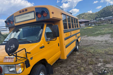 2002 Ford E450 Vintage Skoolie &ndash; Retro Blue Appliances & Diner Vibes