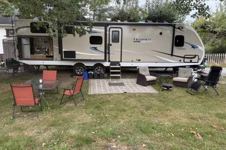 Perfect Bunkhouse RV: Spacious, Comfortable, Private, Outdoor Fun