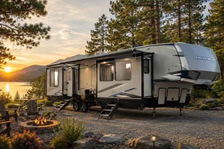 Luxury Family Bunkhouse Fifth Wheel &ndash; Sleeps 8 | King Bed | Loft |