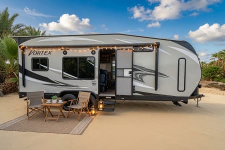 2113-V fully stocked sleeps 3-6 keeps cool large holding tanks