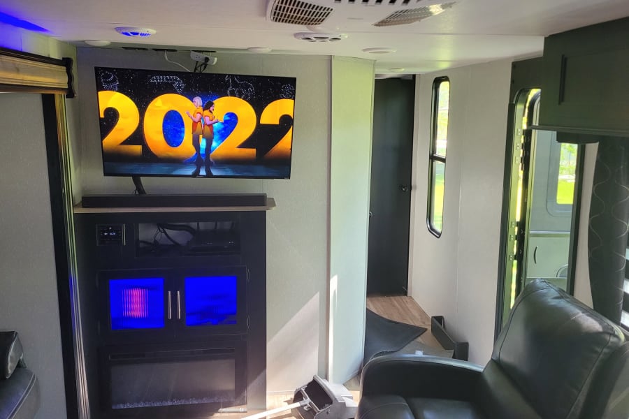 50" 4K TV with Blu-ray player and digital antenna and 5.1 Surround Sound with bluetooth. TV is on fully articulating arm so it can be aimed to either side and tilted. Comes out quite far. With universal remote.