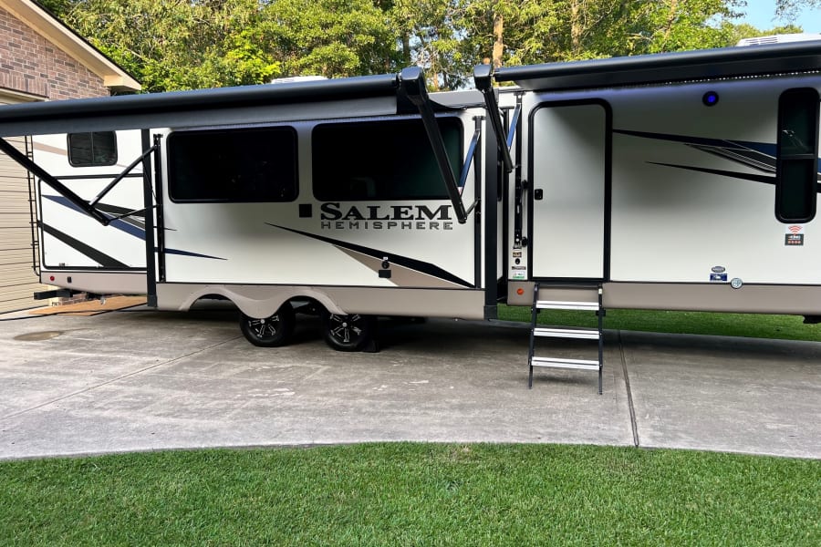 Enjoy the outdoors with the 2 power canopies. 
