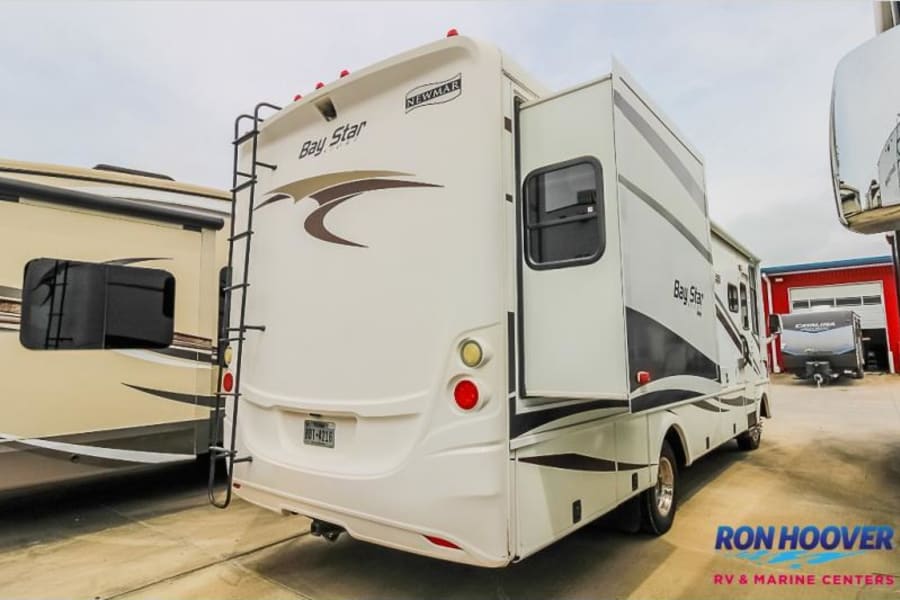 White Newmar Bay Star RV with extended slide-out. Consider this motorhome for your next rv rental adventure.