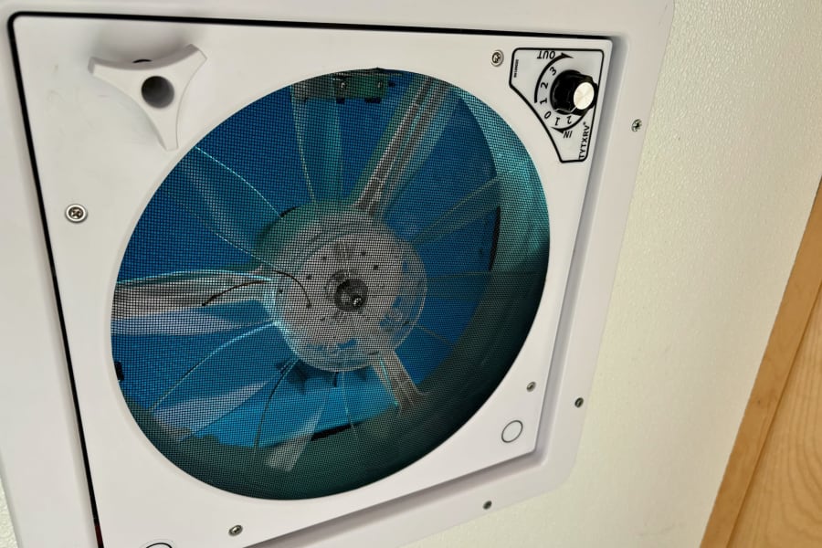 Ceiling fan/vent