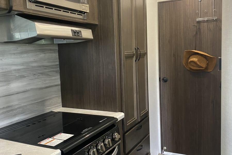 3 burner stovetop, oven, microwave and tons of storage in the kitchen 