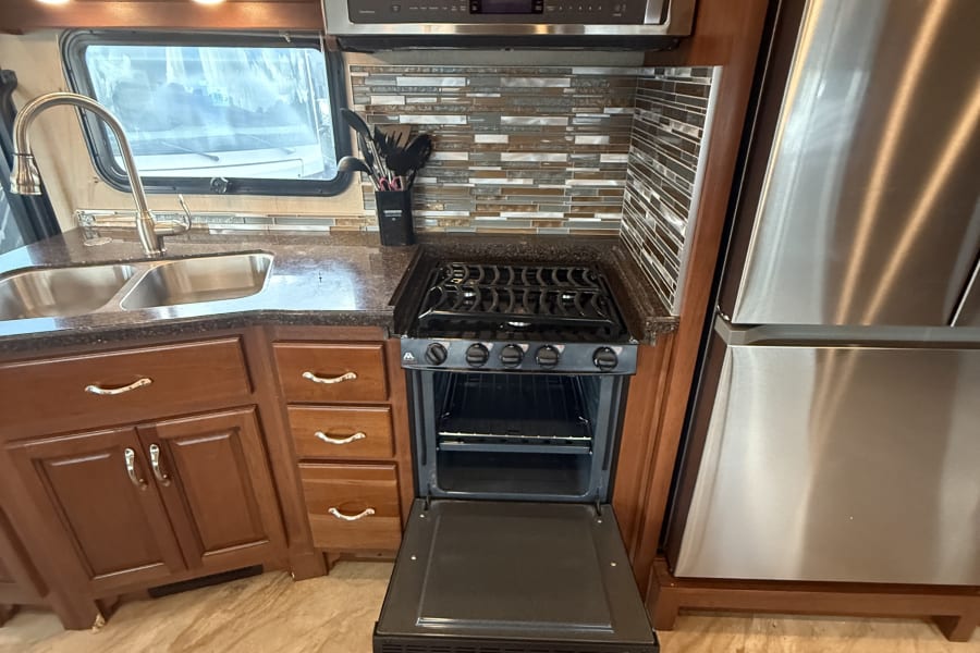 Kitchen- Fully stocked and ready to cook! Microwave located above stove