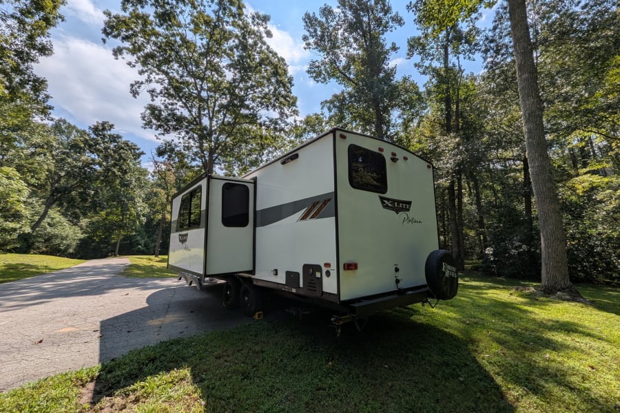 This family-friendly bunkhouse camper comfortably sleeps up to 8 with a King-size Versa-Tilt bed in the master suite and oversized bunks in the rear. Enjoy a fully equipped kitchen, a spacious full bathroom, and a large electric awning with LED lights for outdoor living and outdoor kitchen. Solar power will help keep the battery charged. Lightweight and easy to tow, it's the perfect choice for your next adventure.