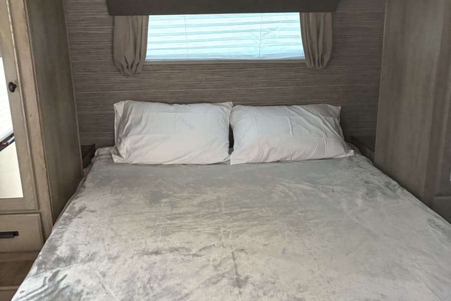 QUEEN BED