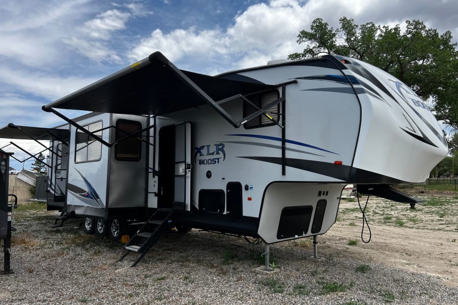 This XLR Boost fifth-wheel RV rental, with an extended awning, is perfectly set up for your next outdoor adventure or camping trip.