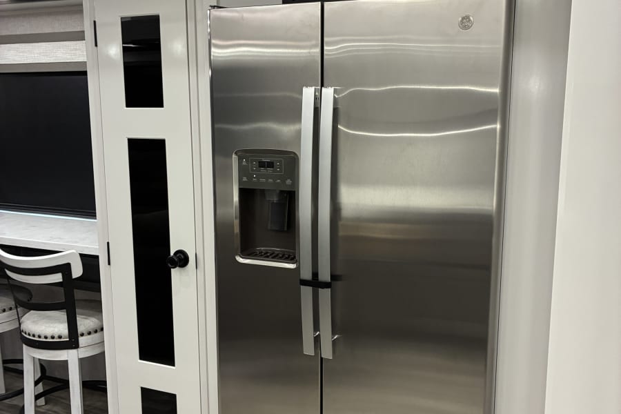 "Mountain Majesty" is equipped with a standard, factory-installed dishwasher, a deep single-basin farmhouse sink with a glass-rinsing station, and solid-surface countertops.