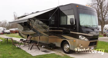 2013 Thor Motor Coach Hurricane. 36 FT. Sleeps 8