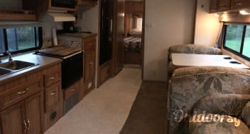 Coachmen Leprechaun 30' Class C - sleeps 6/7