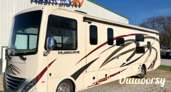 2020 Thor Motor Coach Hurricane w/ King Bed *Super Slide*
