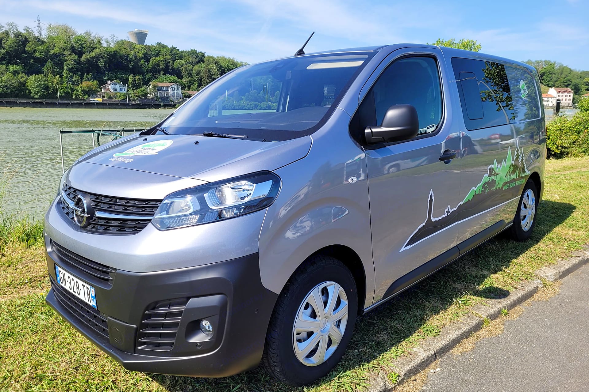 louer un van à tours,louer un combi transporter aménagé a tours,location utilitaire pour road rip,location mini camping-car tours,location campervan tours,freedom camper tours,location campervan tours prix,location,van,tours