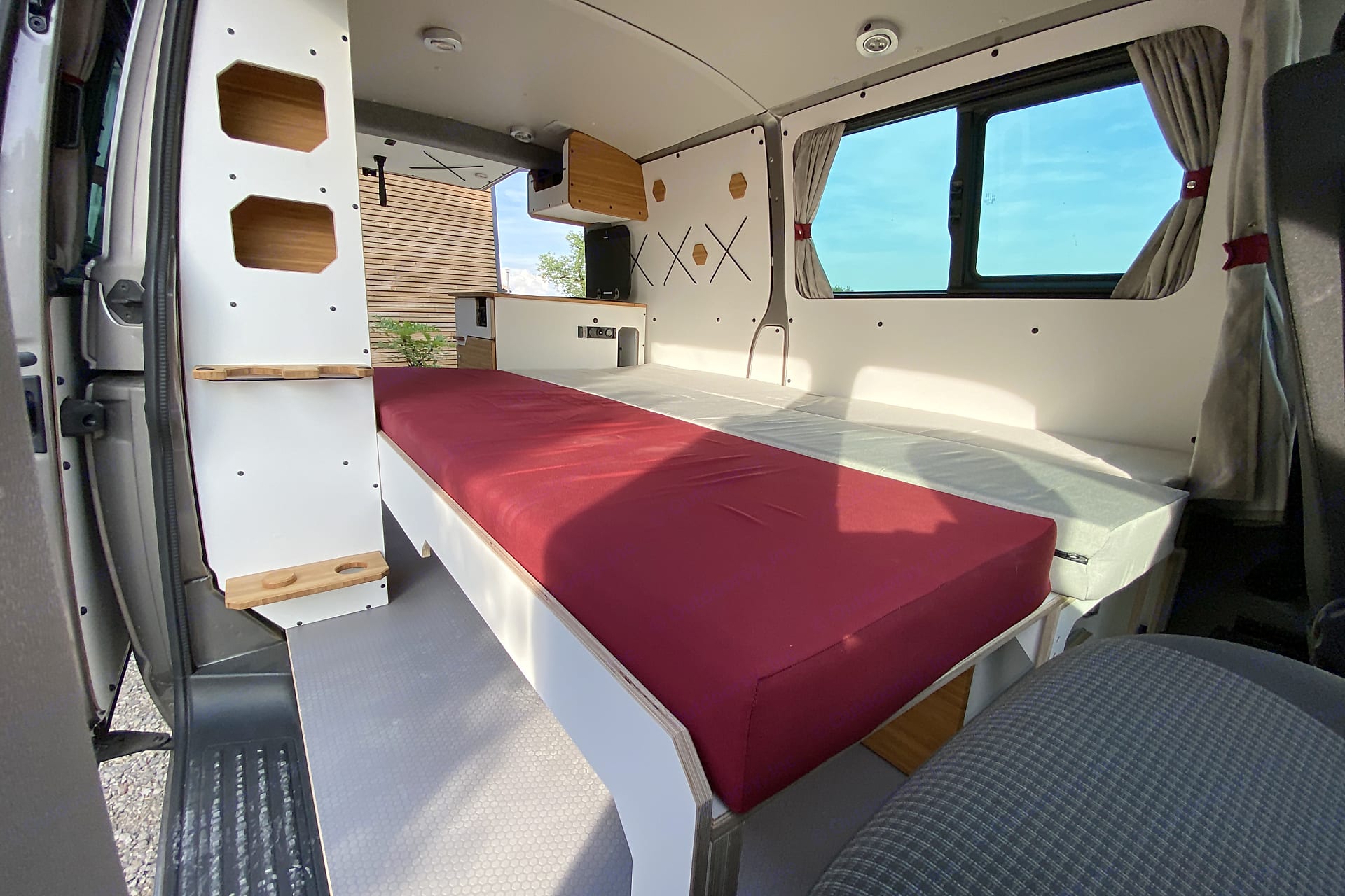 louer un van à tours,louer un combi transporter aménagé a tours,location utilitaire pour road rip,location mini camping-car tours,location campervan tours,freedom camper tours,location campervan tours prix,location,van,tours