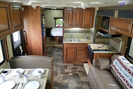 2014 Fleetwood Jamboree Sport Motor Home Class C Rental In