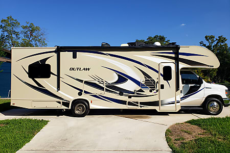 2018 Thor Motor Coach Outlaw Motor Home Class C Rental In San