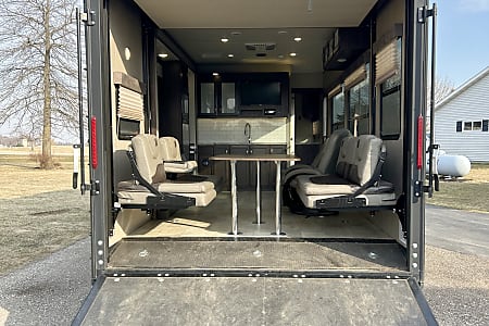 Toy hauler