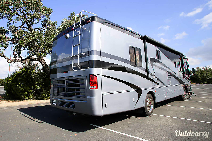 2006 Monaco Cayman Motor Home Class A Rental in Austin, TX Outdoorsy