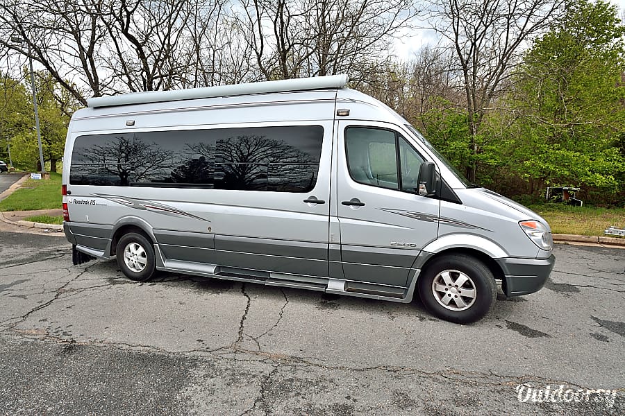 2007 Mercedes Roadtrek Motor Home Class B Rental In