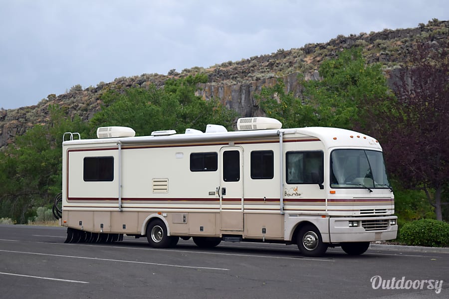 1995 Fleetwood Bounder Motor Home Class A Rental in Livonia, MI | Outdoorsy