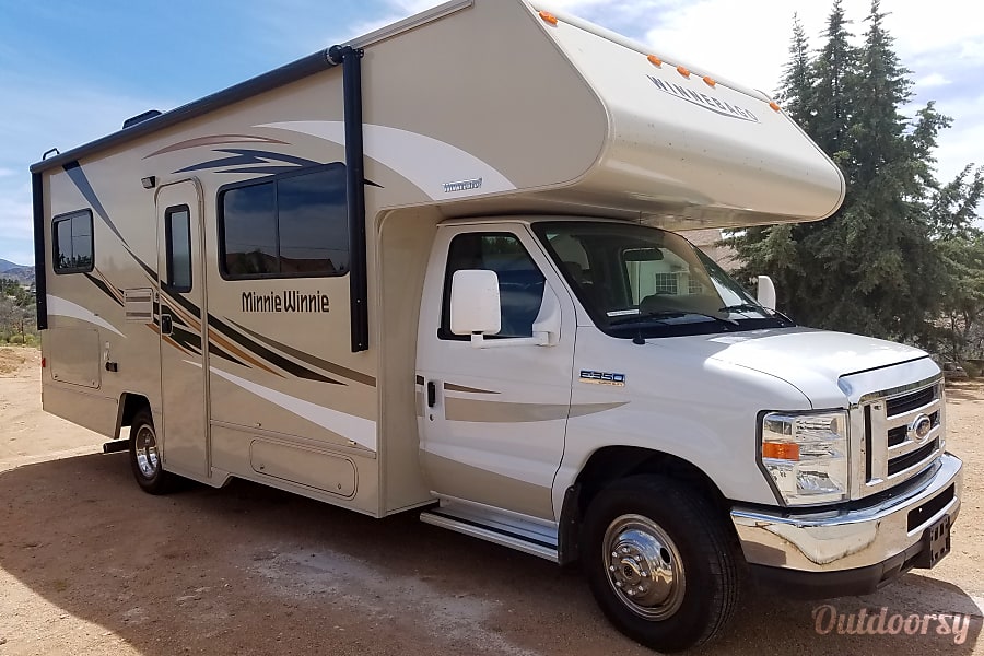 2016 Winnebago Minnie Winnie Motor Home Class C Rental in Kingman, AZ