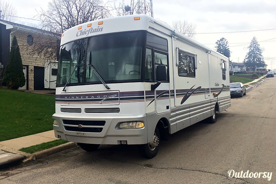 1998 Winnebago Chieftain Motor Home Class A Rental in Dubuque, IA