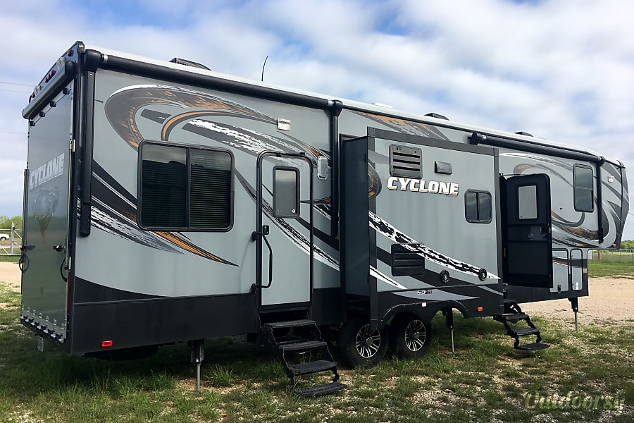 2015 Heartland Cyclone Toy Hauler Motor Home Toy Hauler Rental in ...