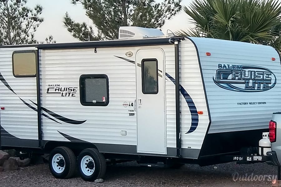 Small Lightweight Travel Trailer Ready For All Your Adventures Sleeps Up To Small Lightweight Travel Trailer Ready For All Your Adventures Sleeps Up To