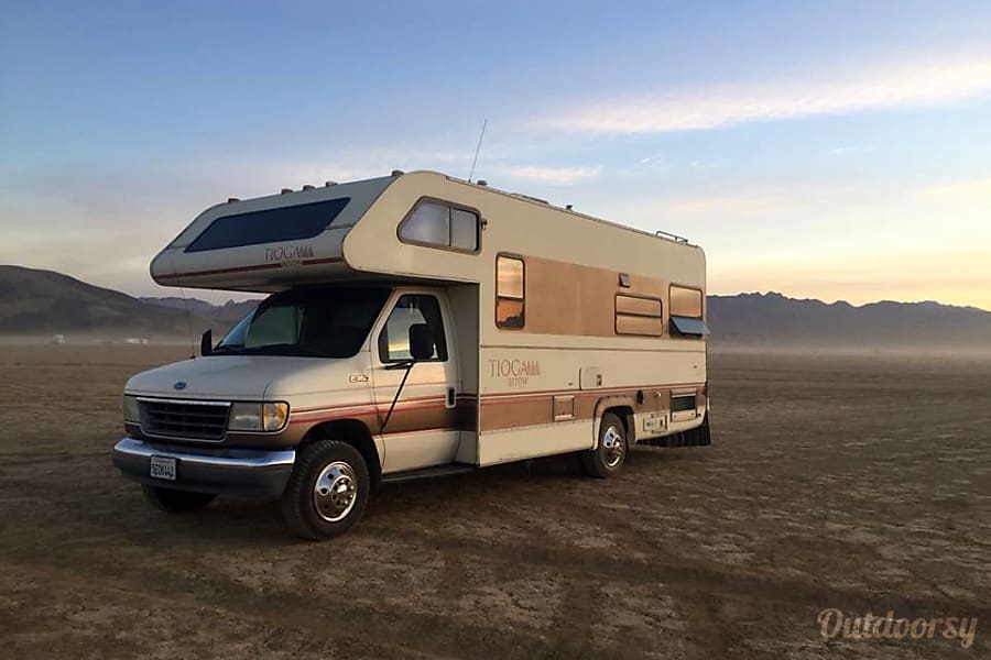 1993 Ford Tioga Arrow Motor Home Class C Rental in Arlington, TX