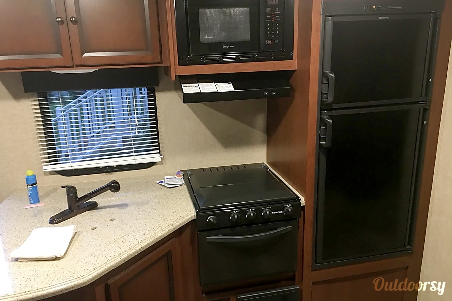 2015 Palomino Solaire Ultra Lite Trailer Rental In Batavia