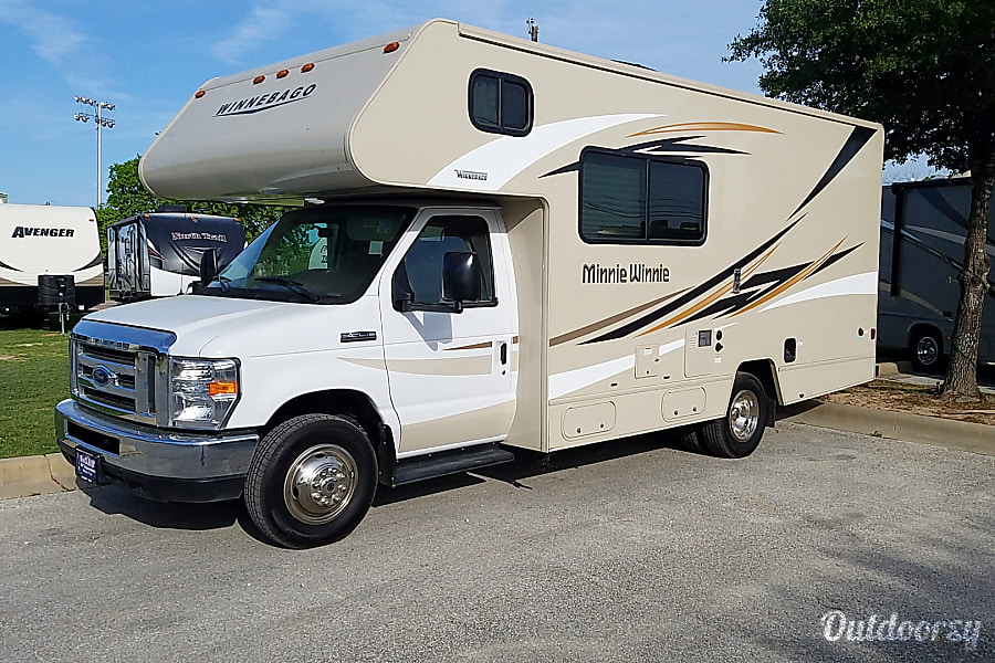 2018 Winnebago Minnie Winnie 22R Motor Home Class C Rental in Round