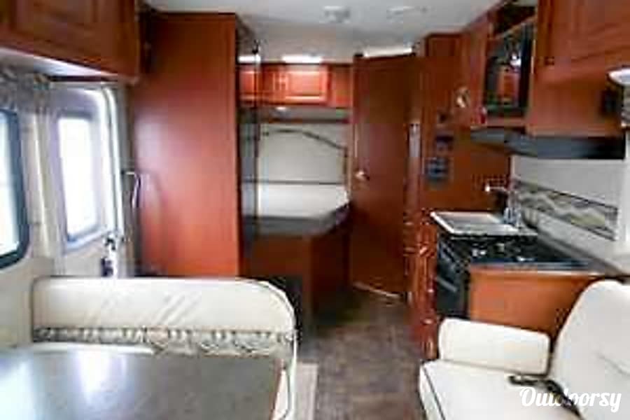 2014 Winnebago Minnie Winnie Motor Home Class C Rental In