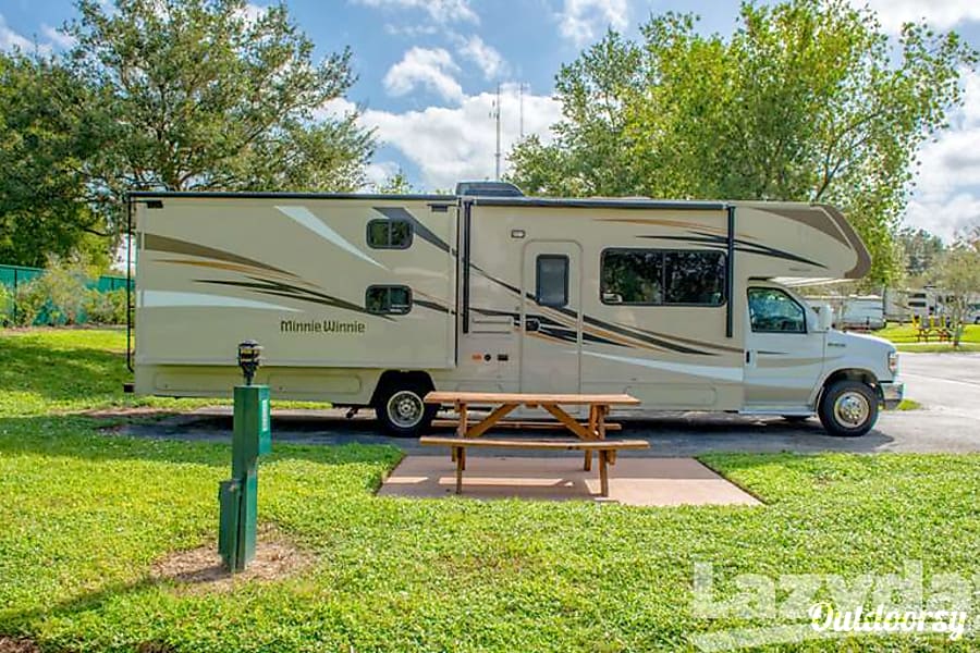 2017 Winnebago Minnie Winnie 31 Foot Class C Motorhome 2