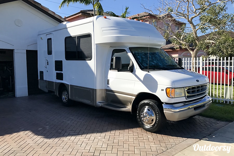 2002 Ford Gulfstream Motor Home Class C Rental In Miami