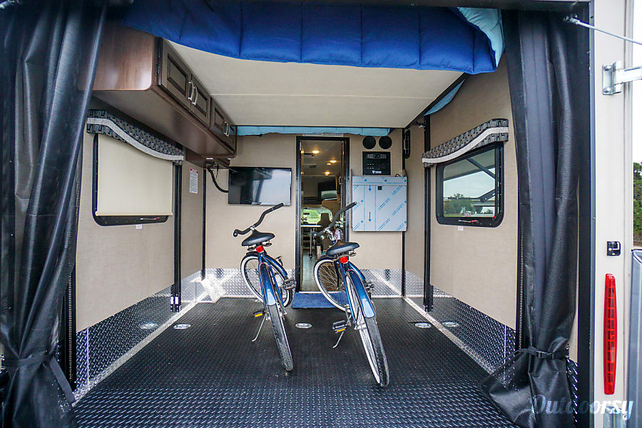 2018 Thor Motor Coach Outlaw Motor Home Toy Hauler Rental In