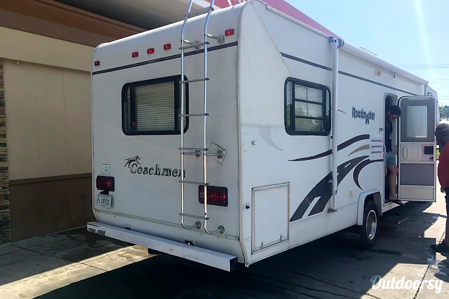 2004 Coachmen E450 Ford Motor Home Class C Rental in Clarksville, TN