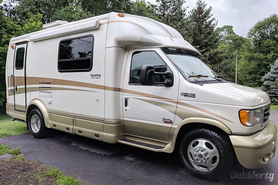 2003 Dynamax Corp Isata Motor Home Class B Rental in Grand Rapids, MI