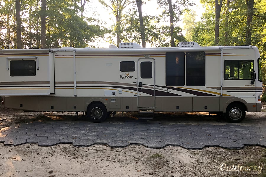 2001 Fleetwood Bounder Motor Home Class A Rental in Warsaw, VA Outdoorsy