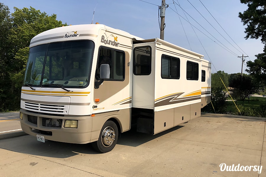 2003 Fleetwood Bounder Motor Home Class A Rental in Ste. Genevieve, MO