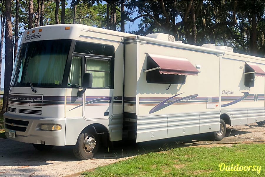 1998 Winnebago Chieftain Motor Home Class A Rental in Dubuque, IA